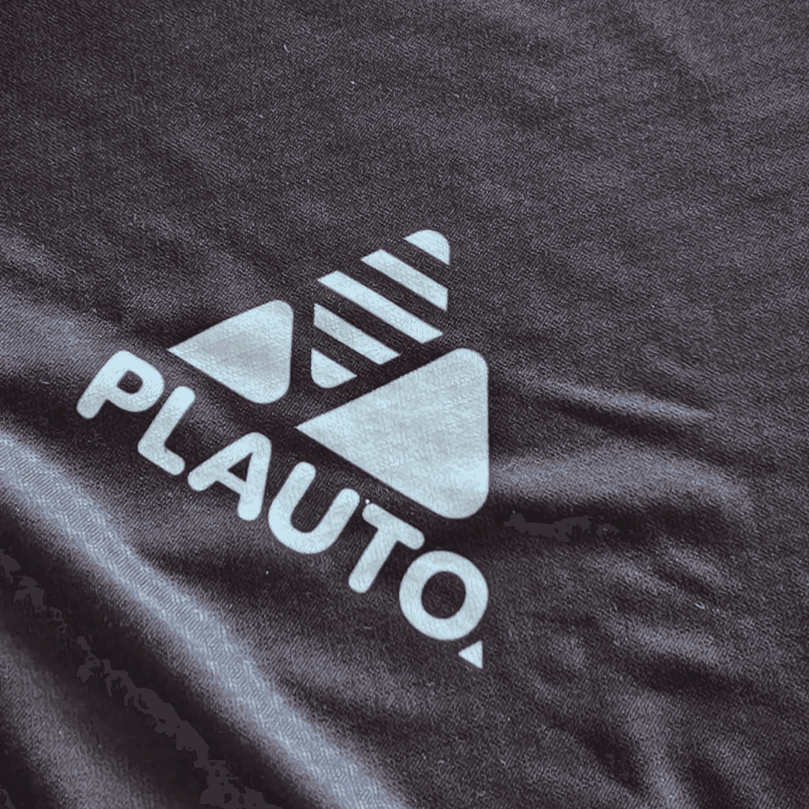 Preto com logo branco
