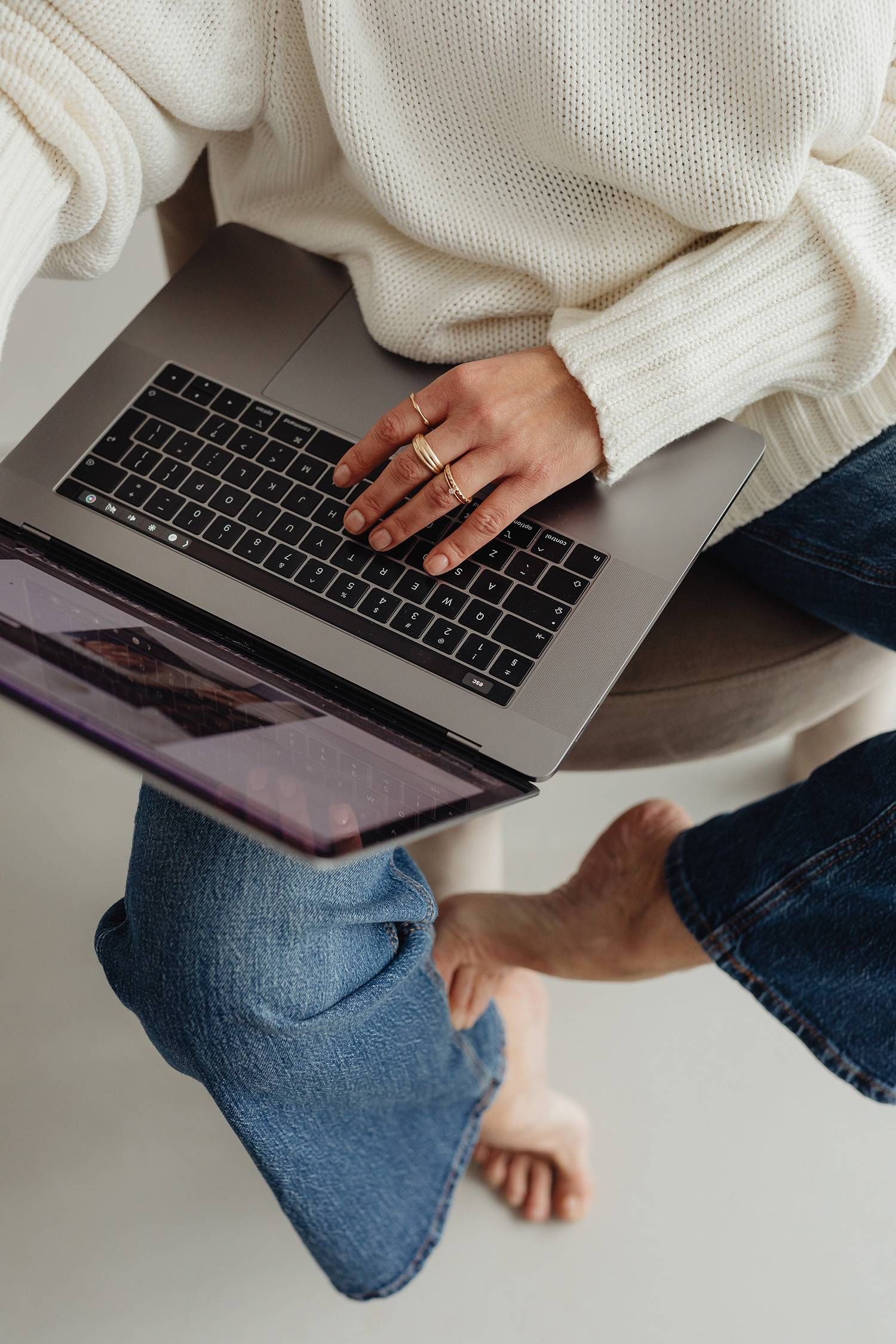 https://storage.tally.so/51eb345b-8eb4-47bc-ab14-786ada0d3f5c/woman-in-white-sweater-gold-rings-jewelry-jeans-laptop-works.jpg