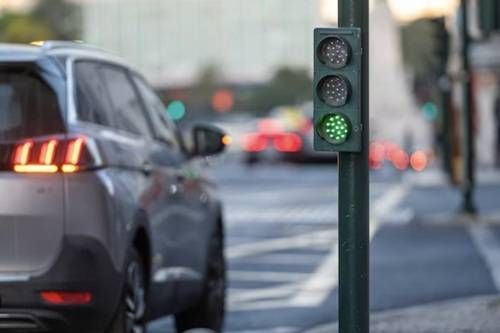https://storage.tally.so/61ff5dd2-5d2d-4813-ac40-2ef955bb8327/Dawdling-when-the-light-turns-green.jpg
