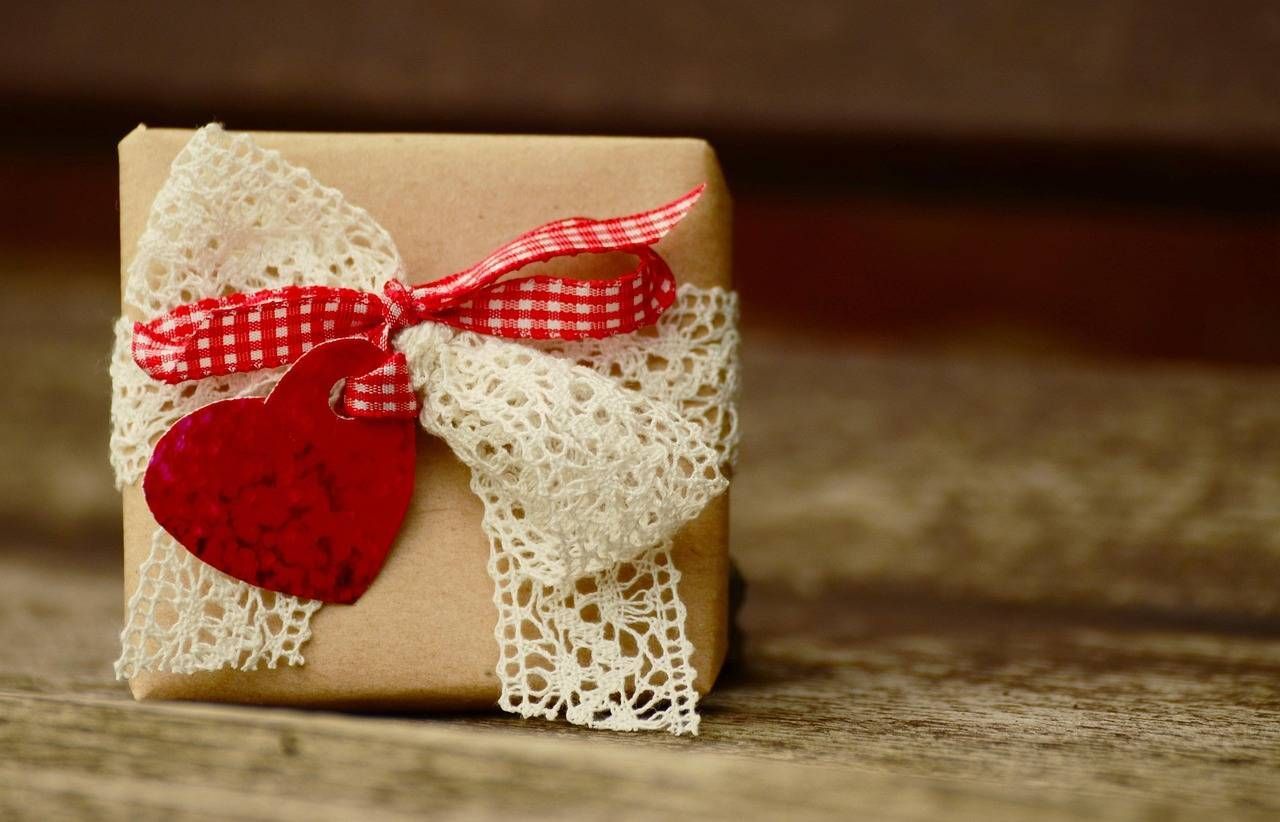 https://storage.tally.so/6e1a5eb6-1f99-4dc7-b82f-6f09538df10b/gift-1196288_1280.jpg