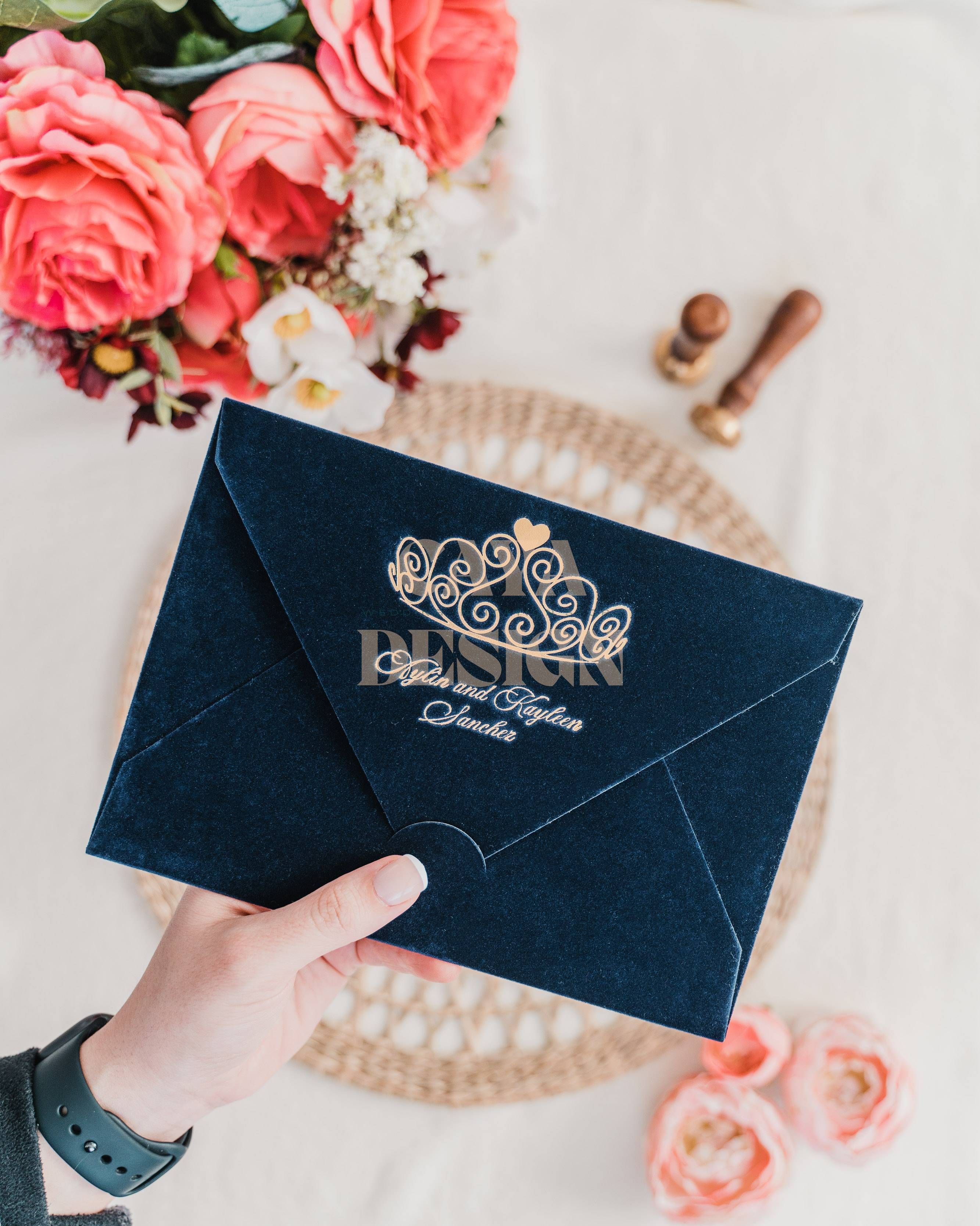 https://storage.tally.so/7b401bbb-d637-4f1a-a0a4-5d672de70952/Navy-Blue---Velvet---Horizontal---TZM08554-1.jpg