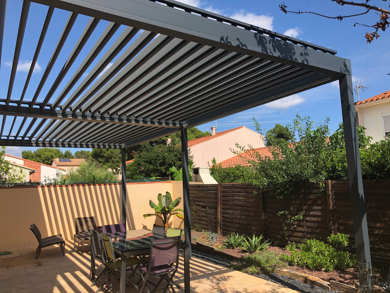 https://storage.tally.so/87f9d9b3-c120-4f99-93e6-5a37cc859238/pergola-aluminium-motorisee-baie-des-tortues-lames-paralleles.webp