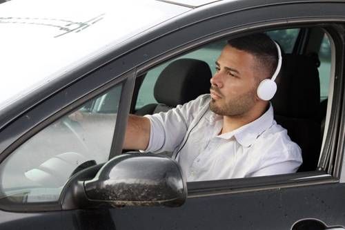 https://storage.tally.so/9fc6a9b2-9e80-4661-840d-b813a9e95981/Driving-with-headphones-on.jpg