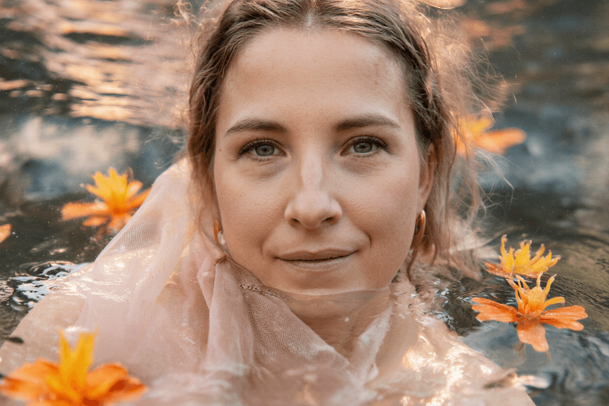 https://storage.tally.so/a012922f-e81e-4e7d-8438-832214b19a08/frische_a_dreamy_underwater_portrait_of_a_young_woman_with_glowing_dewy_skin_and_soft_natural_makeu_luih63axba59jf8emydr_6.png