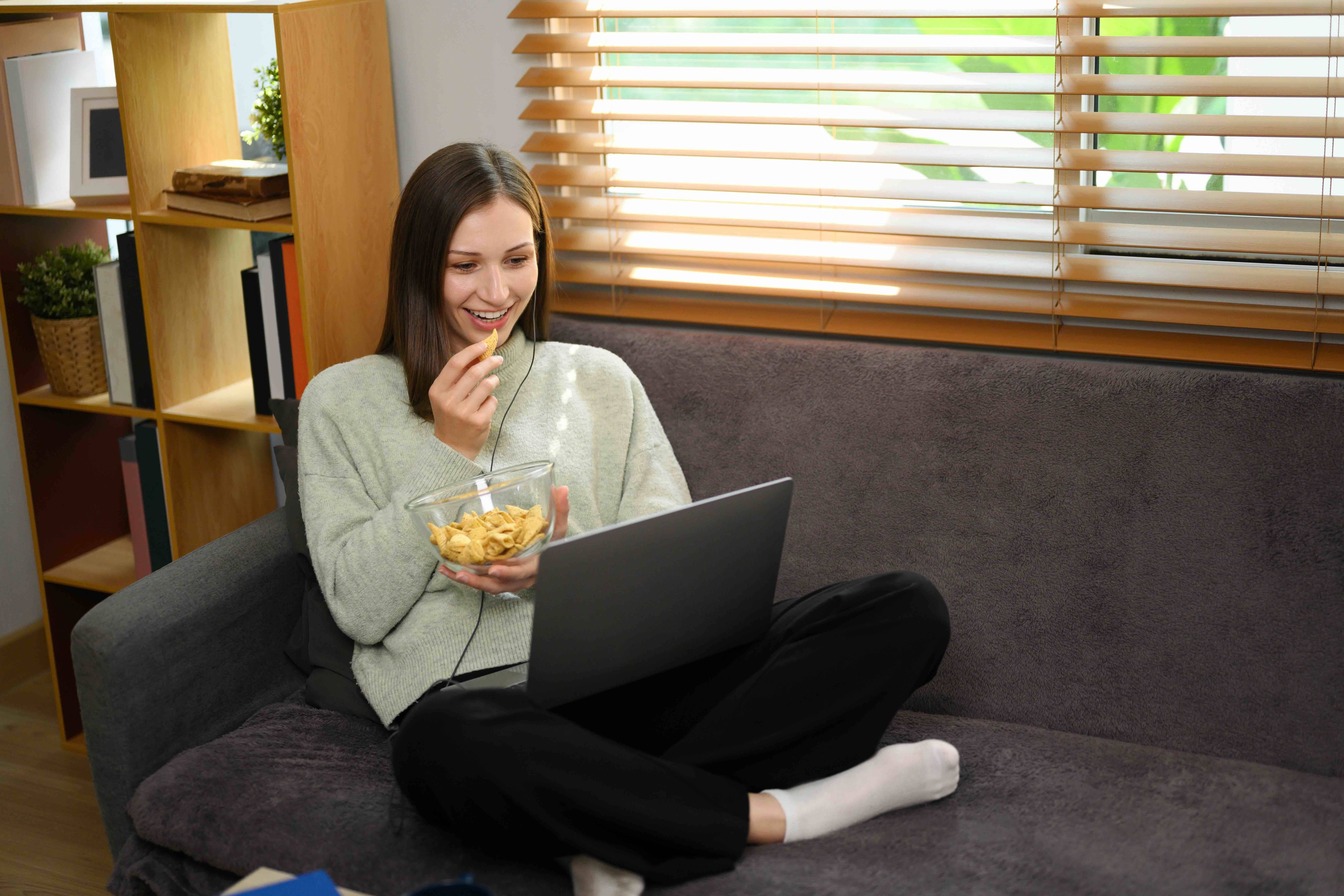 https://storage.tally.so/a6a595a8-0dec-47d1-908d-e0d75bfbb2cf/relaxed-young-caucasian-woman_eating.jpg