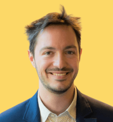 https://storage.tally.so/a993e098-d98e-4d76-a641-431ff7dd966d/Alex-fond-jaune.png
