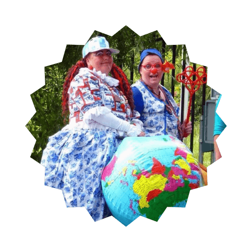 https://storage.tally.so/b393d3be-21ee-416b-86e1-d069eefdd54c/Stadclowns-in-Delftsblauw-kostuum1.png