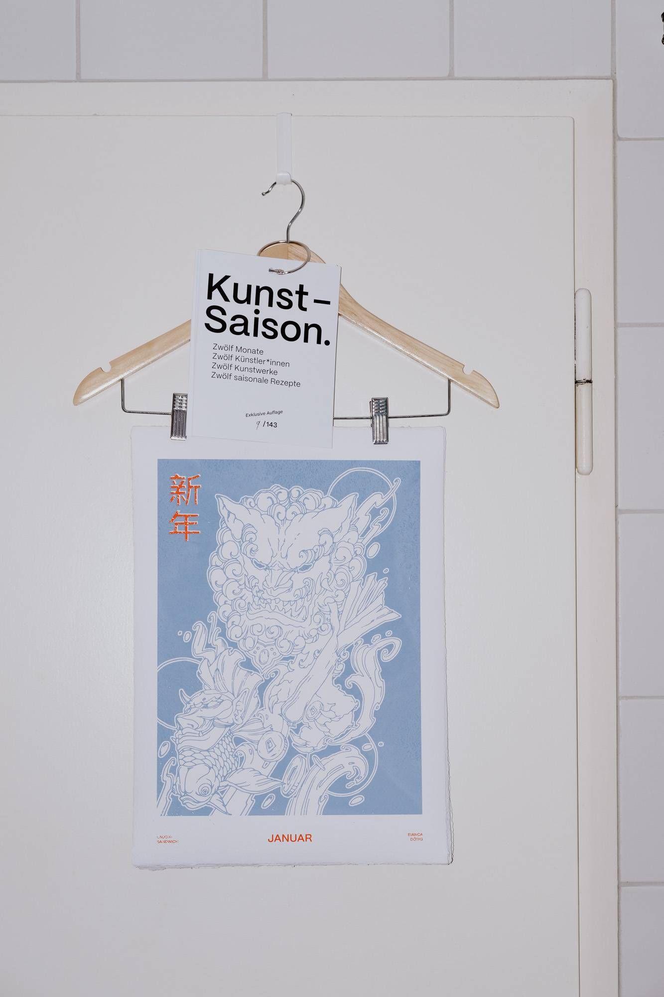 https://storage.tally.so/bb023cf0-c73f-495e-92d6-24396d18937b/KunstSaison-Mockup-Kalender-7097.jpg