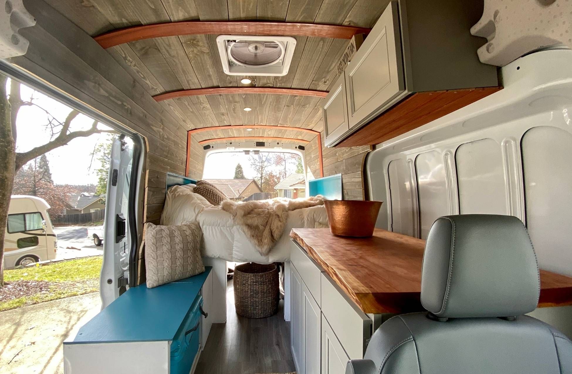 https://storage.tally.so/bc9ac459-867b-43de-827f-8e409422ce55/1-Stock-vanlife.jpg