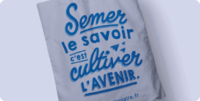 https://storage.tally.so/d557e442-4883-44a3-8e4a-56883dd0c3a6/tote-bag-bleu.png