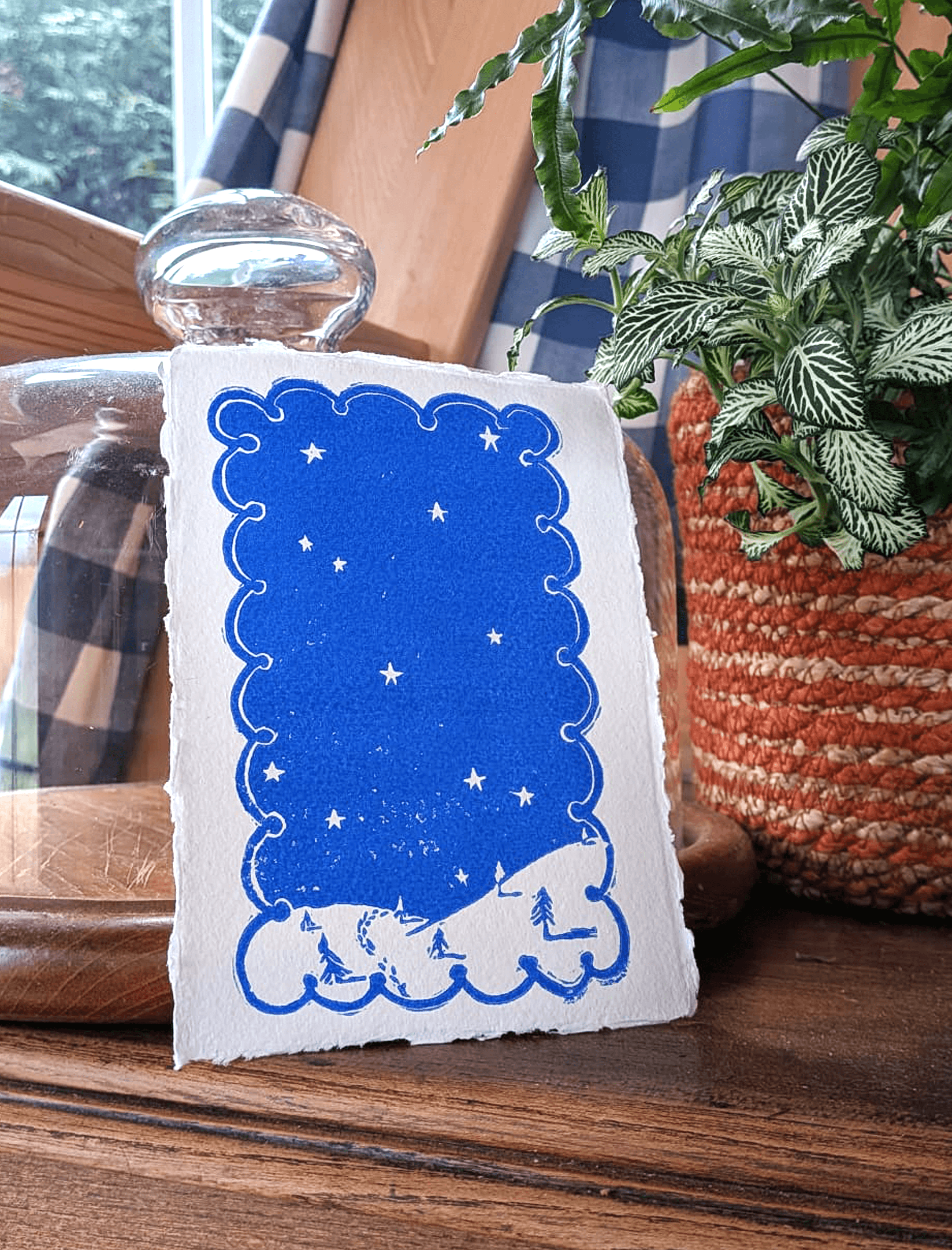 https://storage.tally.so/e626b5a8-4fa3-45dd-b610-51c4e5440f64/Kerstsneeuwlandschap_EliseVK_A6_katoenpapier_blauw_foto.png