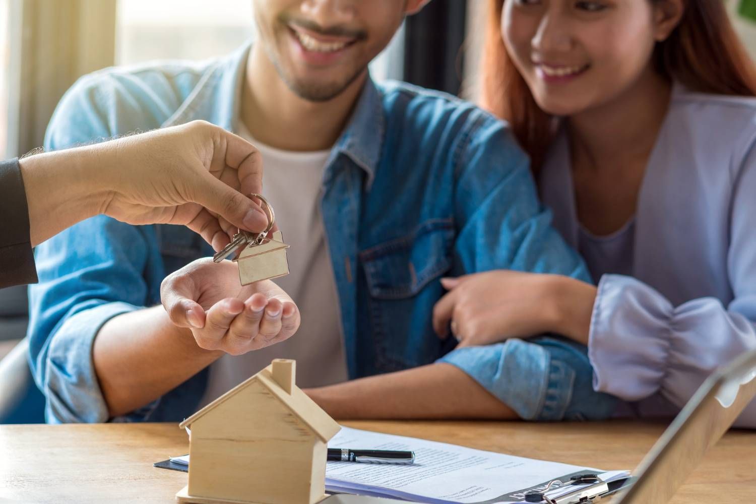 https://storage.tally.so/ffe9b32a-dc5b-42b2-9370-90c52bf64546/oferta-representativa-closeup-mano-ofrece-llavero-casa-joven-pareja-asiatica.jpg