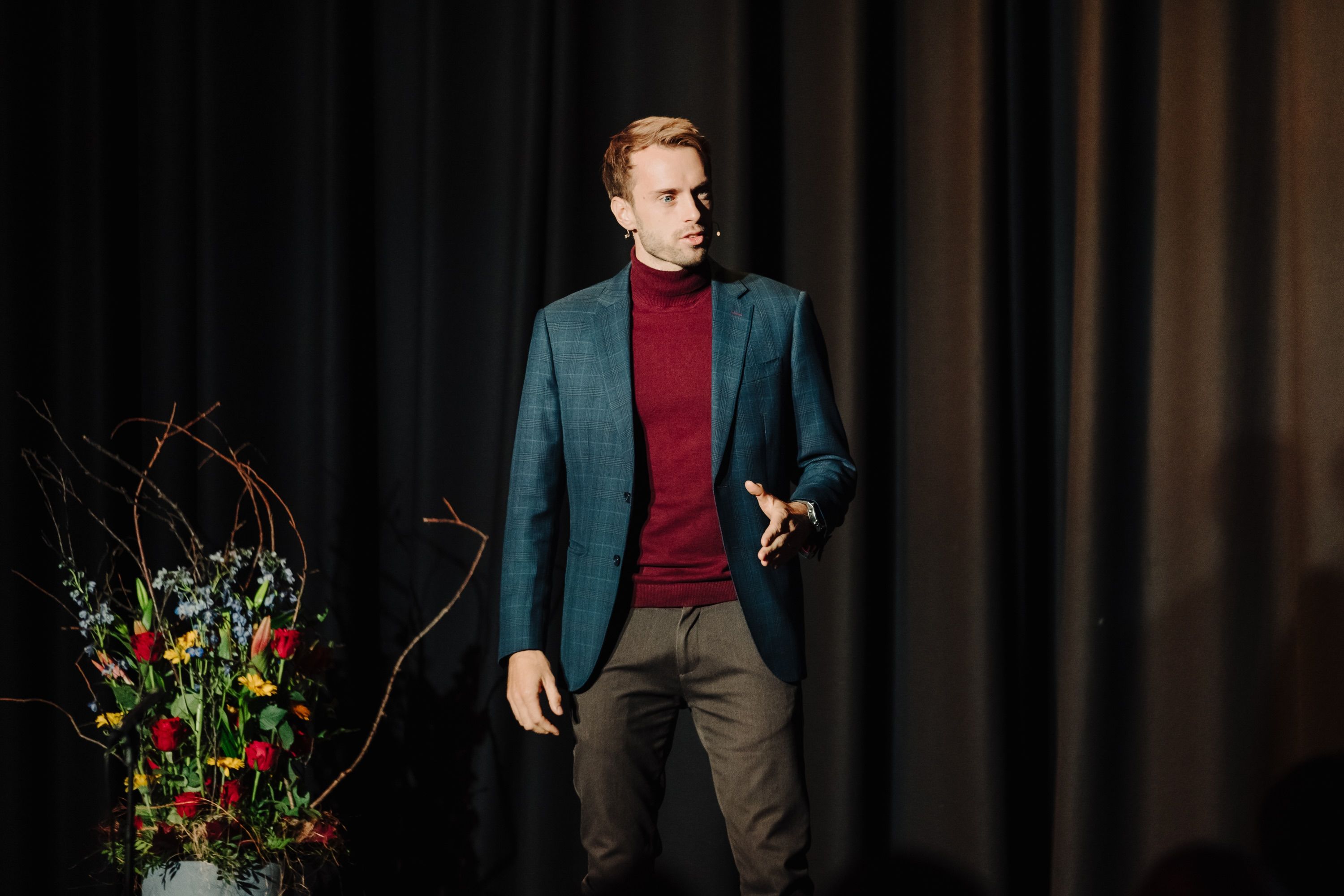 Performing photo of magician Hans Grane
