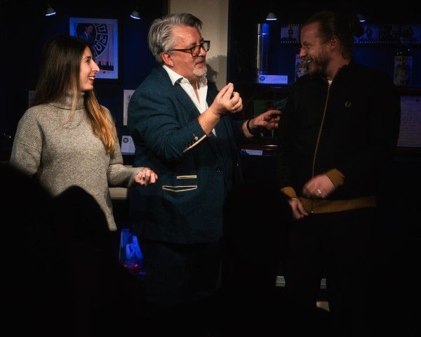 Performing photo of magician Paul Longhurst